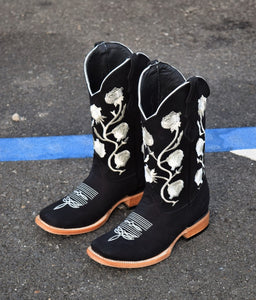 0003 Est Julia 😍 black nobuck leather boots run small.  Recommend to order half size bigger