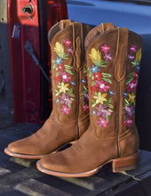 Load image into Gallery viewer, 039 Est Frida 😍 square toe woman boots 😍