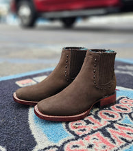Load image into Gallery viewer, 005 Botin Karlita Bordado 😍 piel nobuck color Tabaco
