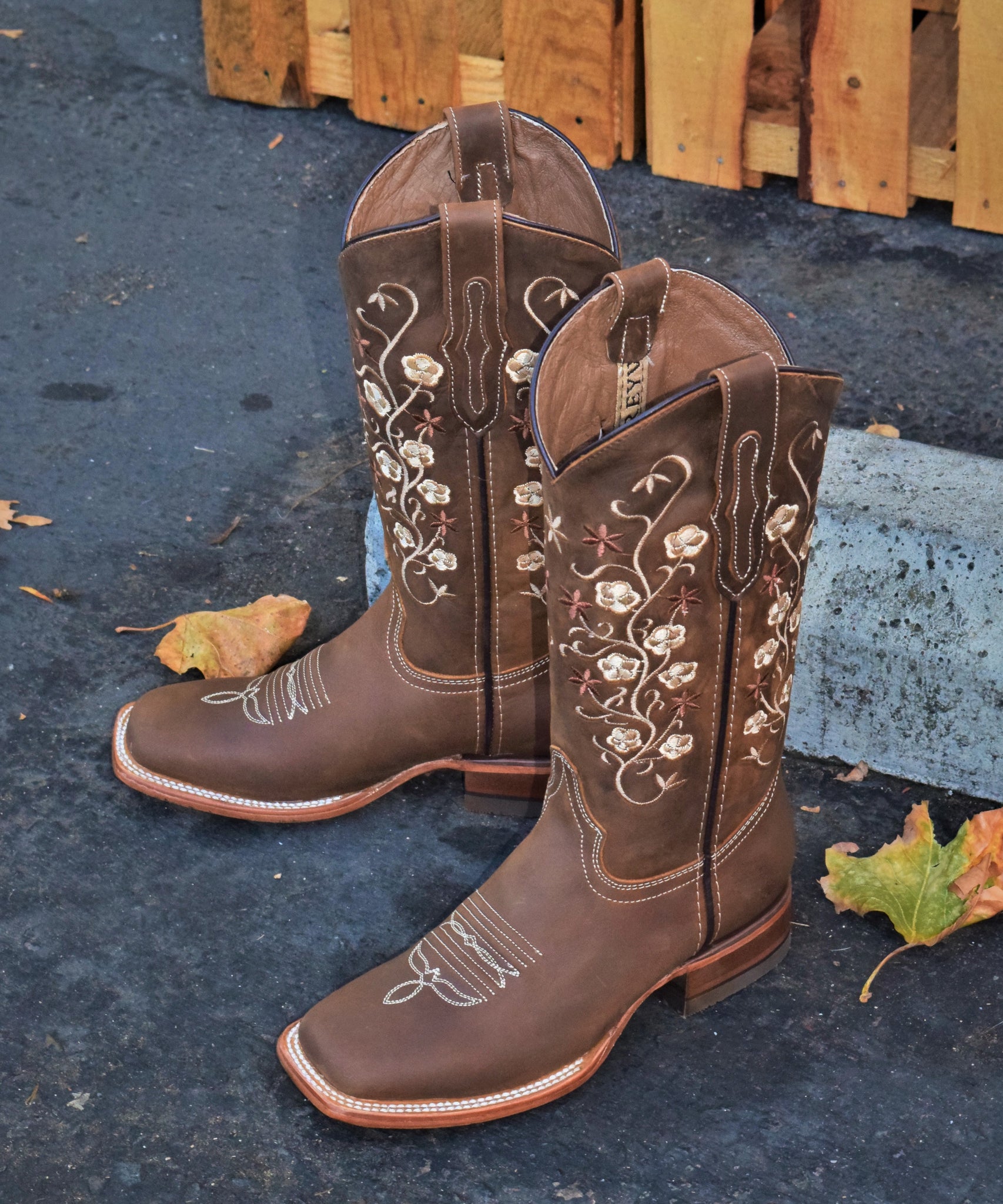 036 Est Jazmin wide square toe woman boots 😍 – Los leyva western wear