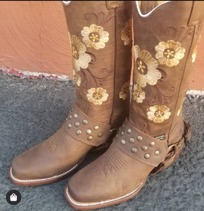 Woman rodeo boots w/ large flower 🇲🇽💥
