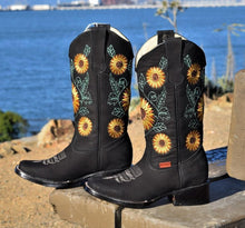 Cargar imagen en el visor de la galería, Girasol woman boots 😍  CP Negro sunflower 0036