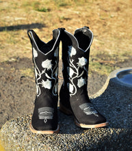 Cargar imagen en el visor de la galería, 0003 Est Julia 😍 black nobuck leather boots run small.  Recommend to order half size bigger