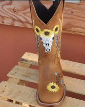 Cargar imagen en el visor de la galería, Est Girasol torito square toe woman boots 😍 TAN sunflower 1501