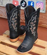 Cargar imagen en el visor de la galería, 00045 Est Andrea woman black Rodeo Boots 😍  CP wide squre toe