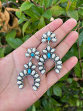 Cargar imagen en el visor de la galería, White-turquoise earrings