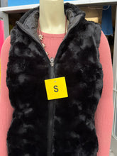 Cargar imagen en el visor de la galería, Reversible Vest (black and burgundy colors available)