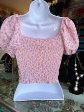 Load image into Gallery viewer, short sleeve sweetheart neck smocking with shirring detail print women top