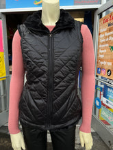 Cargar imagen en el visor de la galería, Reversible Vest (black and burgundy colors available)