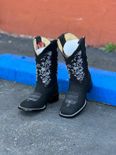 Cargar imagen en el visor de la galería, 034 Estilo Jazmin wide square toe woman boots 😍