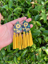 Load image into Gallery viewer, Sunflower 🌻 Earrings