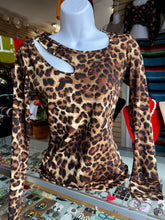Load image into Gallery viewer, Leopard print top size small