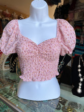 Load image into Gallery viewer, short sleeve sweetheart neck smocking with shirring detail print women top