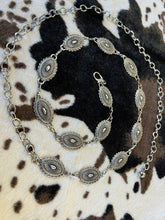 Cargar imagen en el visor de la galería, Oval Flower Chain Belt47” long