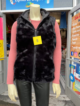 Cargar imagen en el visor de la galería, Reversible Vest (black and burgundy colors available)